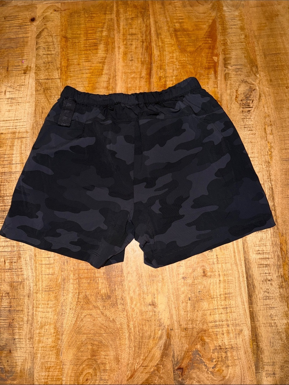 Fabletics Men's Black Camo Athletic Shorts - Picture 2 of 3